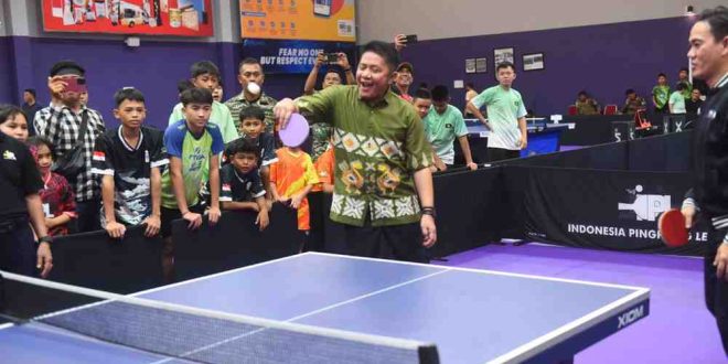 Gubernur Sumatera Selatan Herman Deru saat membuka Kejuaraan Tenis Meja “Indonesia Pingpong League Youth Zona 1 Sumatera 2025”, kejuaraan ini diselenggarakan di Pitstop XIOM Table Tennis Center Palembang, Sabtu (26/4/2025). Foto: Humas Pemprov Sumsel.