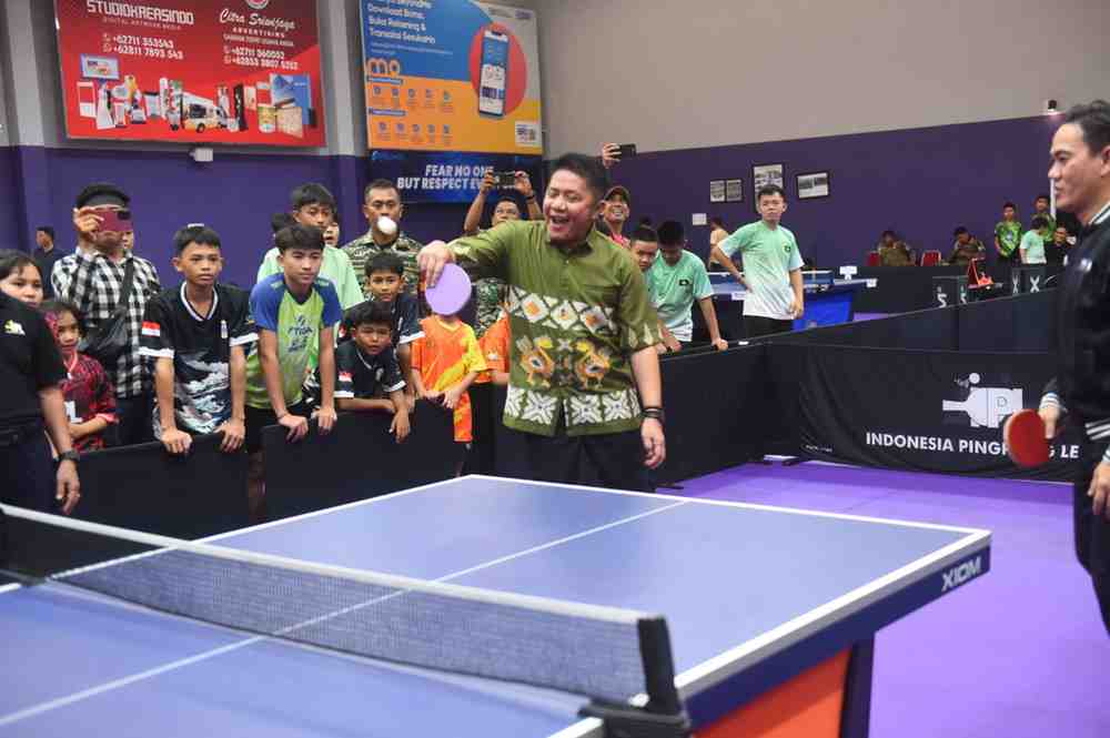 Gubernur Sumatera Selatan Herman Deru saat membuka Kejuaraan Tenis Meja “Indonesia Pingpong League Youth Zona 1 Sumatera 2025”, kejuaraan ini diselenggarakan di Pitstop XIOM Table Tennis Center Palembang, Sabtu (26/4/2025). Foto: Humas Pemprov Sumsel.