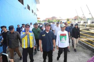 Gubernur Sumatera Selatan Herman Deru didampingi oleh Walikota Palembang, Ratu Dewa meninjau Stasiun Pengendali Banjir Sungai Bendung Kota Palembang, di Jalan Ali Gatmir No. 146, 10 Ilir, Jumat (18/4/2025) . Foto: Humas Pemprov Sumsel.
