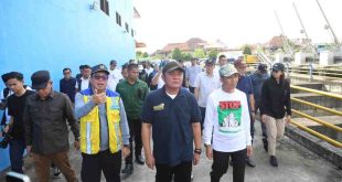 Gubernur Sumatera Selatan Herman Deru didampingi oleh Walikota Palembang, Ratu Dewa meninjau Stasiun Pengendali Banjir Sungai Bendung Kota Palembang, di Jalan Ali Gatmir No. 146, 10 Ilir, Jumat (18/4/2025) . Foto: Humas Pemprov Sumsel.