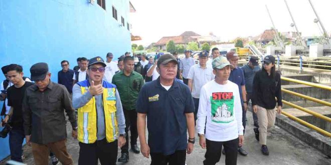Gubernur Sumatera Selatan Herman Deru didampingi oleh Walikota Palembang, Ratu Dewa meninjau Stasiun Pengendali Banjir Sungai Bendung Kota Palembang, di Jalan Ali Gatmir No. 146, 10 Ilir, Jumat (18/4/2025) . Foto: Humas Pemprov Sumsel.
