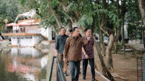 Mendagri Tito Karnavian didampingi Walikota Palembang, Ratu Dewa mengunjungi kambang iwak, Minggu (6/4/2025). Foto: Kominfo Palembang.