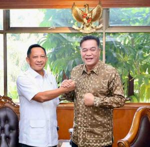 Bupati Muba, HM Toha salam komando dengan Mendagri, Tito Karnavian saat bertemu di Kemendagri, Jakarta, Rabu (23/4/2025). Foto: Kominfo Muba.