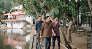 Mendagri Tito Karnavian didampingi Walikota Palembang, Ratu Dewa mengunjungi kambang iwak, Minggu (6/4/2025). Foto: Kominfo Palembang.