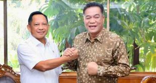Bupati Muba, HM Toha salam komando dengan Mendagri, Tito Karnavian saat bertemu di Kemendagri, Jakarta, Rabu (23/4/2025). Foto: Kominfo Muba.