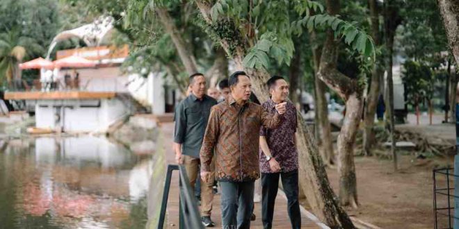 Mendagri Tito Karnavian didampingi Walikota Palembang, Ratu Dewa mengunjungi kambang iwak, Minggu (6/4/2025). Foto: Kominfo Palembang.