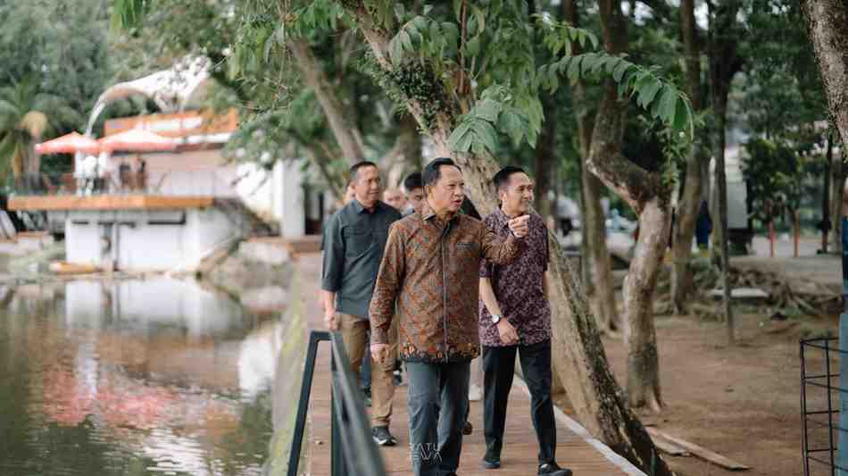 Mendagri Tito Karnavian didampingi Walikota Palembang, Ratu Dewa mengunjungi kambang iwak, Minggu (6/4/2025). Foto: Kominfo Palembang.
