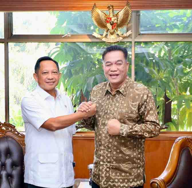 Bupati Muba, HM Toha salam komando dengan Mendagri, Tito Karnavian saat bertemu di Kemendagri, Jakarta, Rabu (23/4/2025). Foto: Kominfo Muba.
