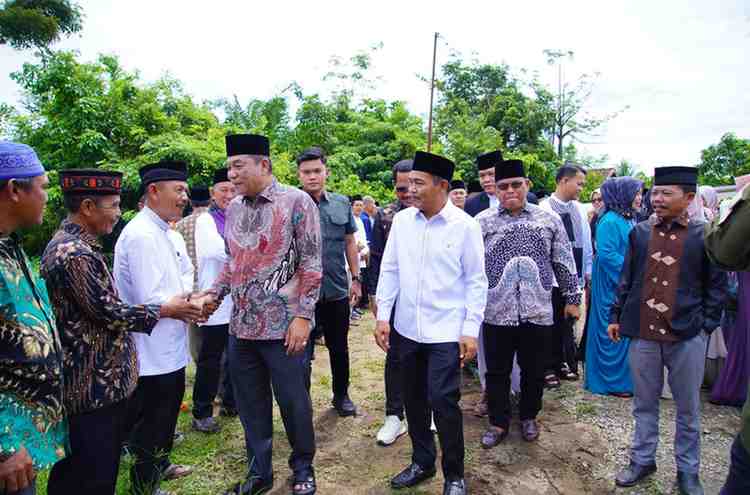 Bupati Muba, HM Toha bersilaturrahim dengan warga Sungai Llilin bersama Wabup Rohman, Kamis (3/4/2025). Foto: Kominfo Muba.