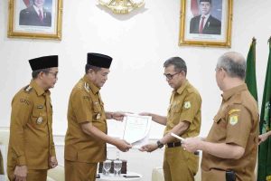 Suasana penyerahan SK pejabat baru oleh Bupati Muba, HM Toha, Selasa (8/4/2025). Foto: Kominfo Muba.