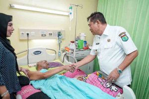 Bupati Muba, HM Toha melihat pelayanan pasien di RSUD Sekayu, Rabu (8/4/2025). Foto: Kominfo Muba.