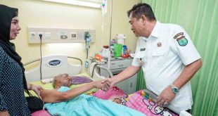 Bupati Muba, HM Toha melihat pelayanan pasien di RSUD Sekayu, Rabu (8/4/2025). Foto: Kominfo Muba.