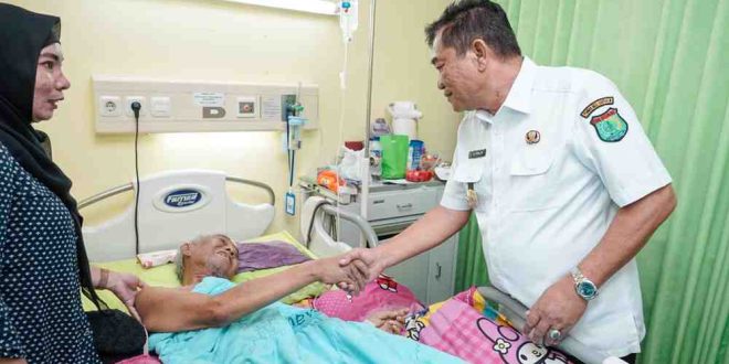 Bupati Muba, HM Toha melihat pelayanan pasien di RSUD Sekayu, Rabu (8/4/2025). Foto: Kominfo Muba.