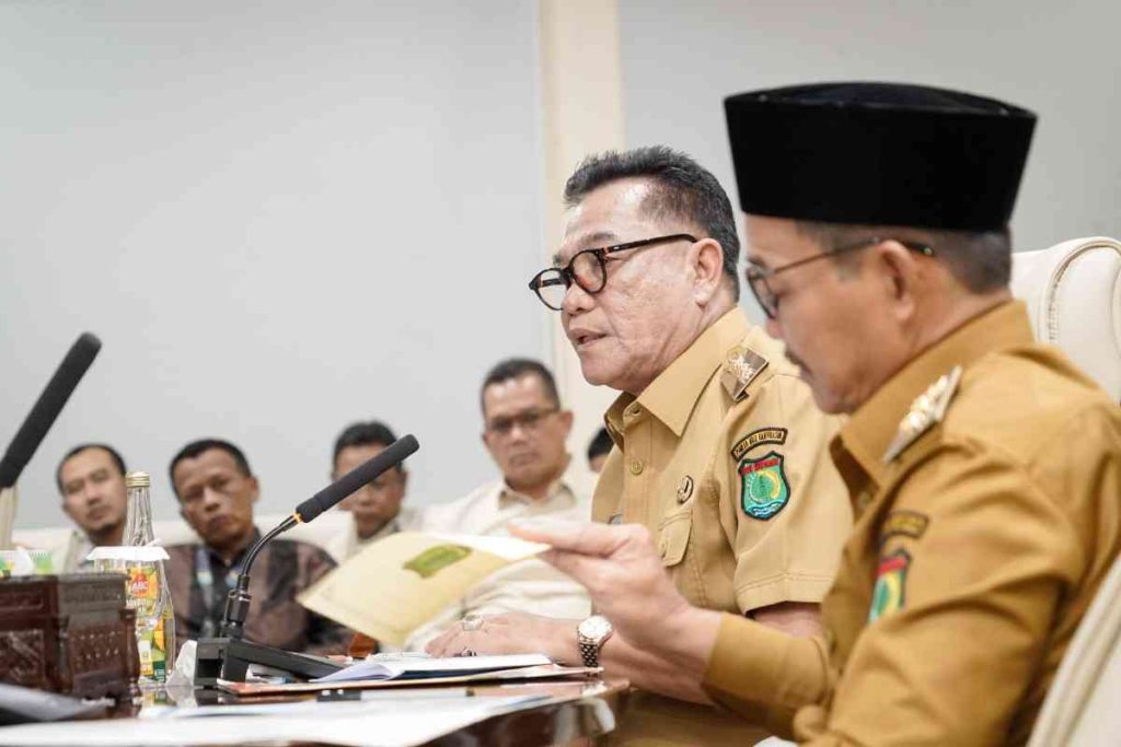 Bupati Muba, HM Toha didampingi Wabup Rohman memimpin rapat koordinasi tentang optimalisasi PAD di ruang Serasan Sekate, Sekayu, Senin (14/4/2025). Foto: Kominfo Muba.