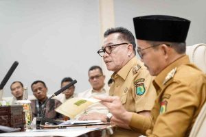 Bupati Muba, HM Toha didampingi Wabup Rohman memimpin rapat koordinasi tentang optimalisasi PAD di ruang Serasan Sekate, Sekayu, Senin (14/4/2025). Foto: Kominfo Muba.