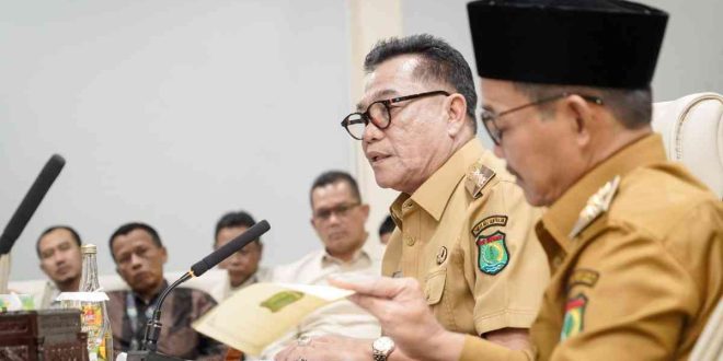 Bupati Muba, HM Toha didampingi Wabup Rohman memimpin rapat koordinasi tentang optimalisasi PAD di ruang Serasan Sekate, Sekayu, Senin (14/4/2025). Foto: Kominfo Muba.