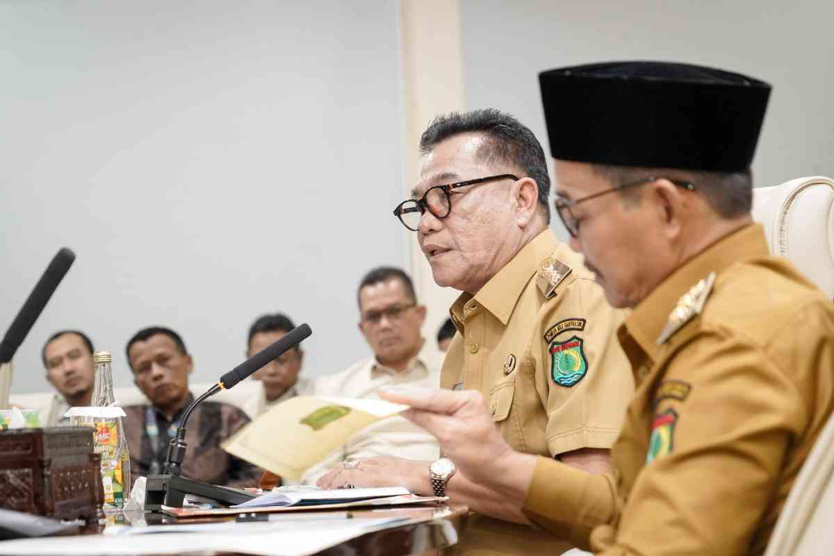Bupati Muba, HM Toha didampingi Wabup Rohman memimpin rapat koordinasi tentang optimalisasi PAD di ruang Serasan Sekate, Sekayu, Senin (14/4/2025). Foto: Kominfo Muba.