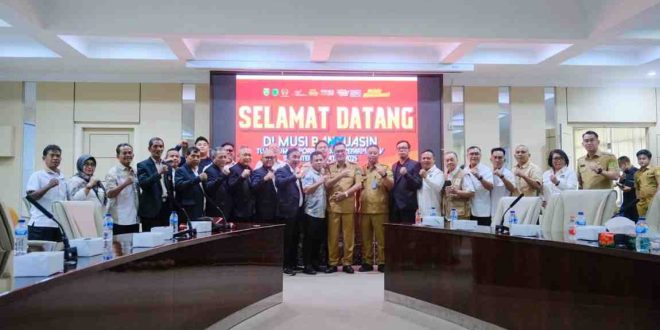 Bupati Muba, HM Toha bersama para pengurus KONI Sumsel, Senin (14/4/2025). Foto: Kominfo Muba.