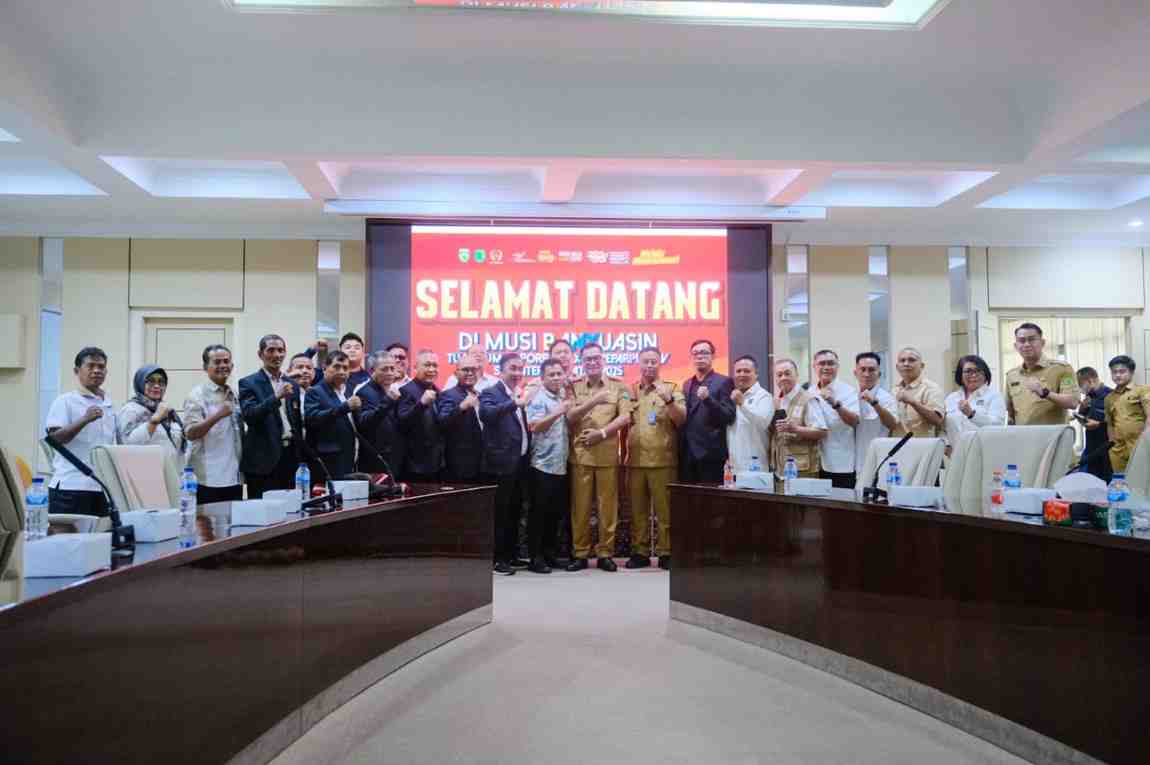 Bupati Muba, HM Toha bersama para pengurus KONI Sumsel, Senin (14/4/2025). Foto: Kominfo Muba.