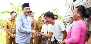 Bupati Muba, HM Toha menyambangi kediaman Romi dan keluarga, yang tak layak, Selasa (29/4/2025). Foto: Kominfo Muba.
