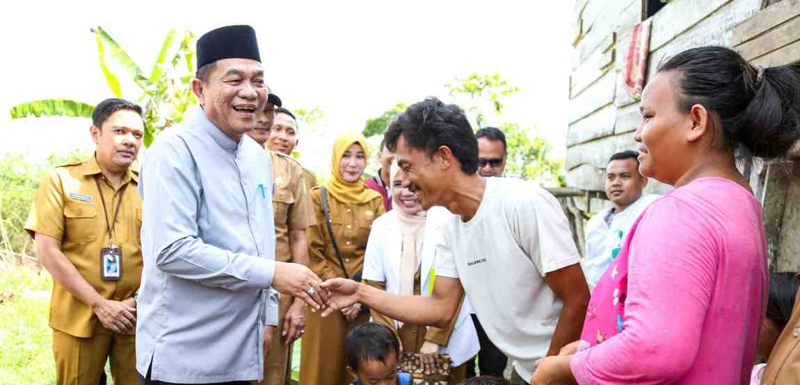 Bupati Muba, HM Toha menyambangi kediaman Romi dan keluarga, yang tak layak, Selasa (29/4/2025). Foto: Kominfo Muba.