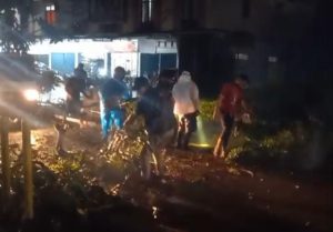 Tim BPBD Muba langsung datang membersihkana pohon tumbang di Talang Jawe, Sekayu, Senin (14/4/2025) malam. Foto: Dok BPBD.