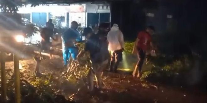 Tim BPBD Muba langsung datang membersihkana pohon tumbang di Talang Jawe, Sekayu, Senin (14/4/2025) malam. Foto: Dok BPBD.