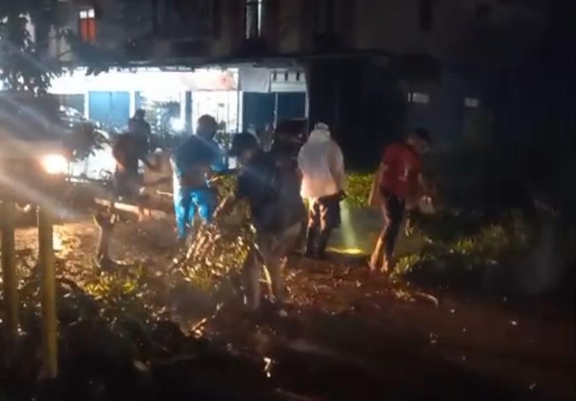 Tim BPBD Muba langsung datang membersihkana pohon tumbang di Talang Jawe, Sekayu, Senin (14/4/2025) malam. Foto: Dok BPBD.