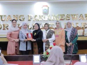 Penasehat DWP Kota Palembang, Dewi Sastrani Ratu Dewa memeberikan apresiaso kepada para juara lomba rias wajah dan busana. Foto: Kominfo Palembang.