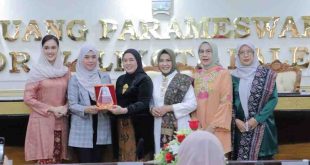 Penasehat DWP Kota Palembang, Dewi Sastrani Ratu Dewa memeberikan apresiaso kepada para juara lomba rias wajah dan busana. Foto: Kominfo Palembang.
