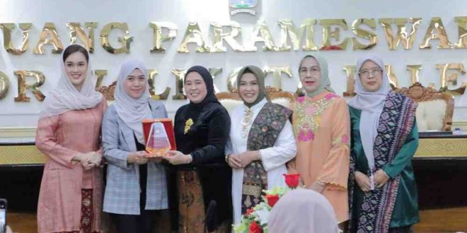 Penasehat DWP Kota Palembang, Dewi Sastrani Ratu Dewa memeberikan apresiaso kepada para juara lomba rias wajah dan busana. Foto: Kominfo Palembang.