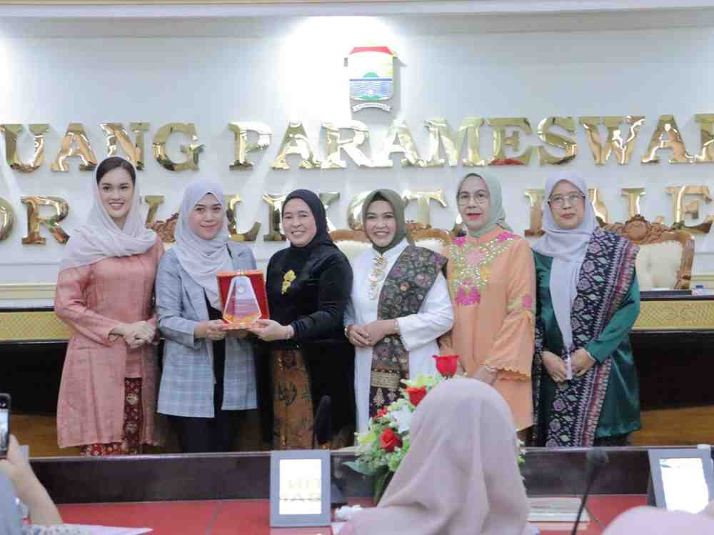 Penasehat DWP Kota Palembang, Dewi Sastrani Ratu Dewa memeberikan apresiaso kepada para juara lomba rias wajah dan busana. Foto: Kominfo Palembang.