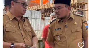 Prima Salam yang berdiskus dengan pejabat PU saat mengecek bangunan jembatan yang kawasan Jalan Angkatan 45, Kamis (10/4/2025). Foto: screenshot medsos.