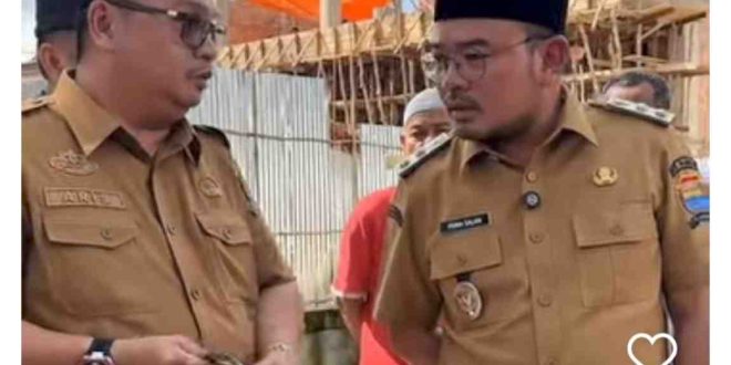 Prima Salam yang berdiskus dengan pejabat PU saat mengecek bangunan jembatan yang kawasan Jalan Angkatan 45, Kamis (10/4/2025). Foto: screenshot medsos.