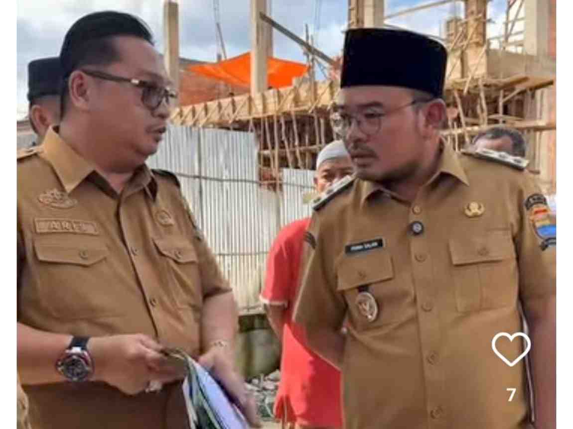 Prima Salam yang berdiskus dengan pejabat PU saat mengecek bangunan jembatan yang kawasan Jalan Angkatan 45, Kamis (10/4/2025). Foto: screenshot medsos.