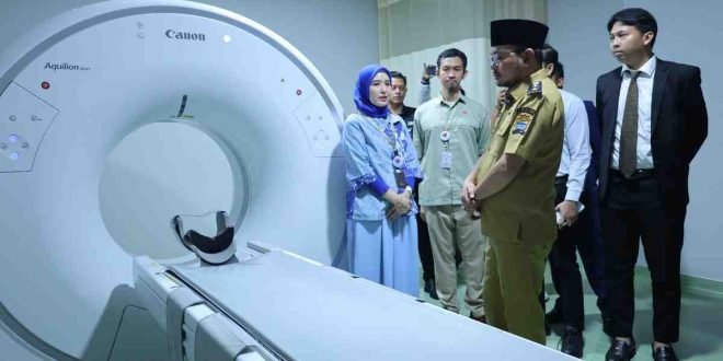 Wakil Walikota Palembang, Prima Salam meninjau salah satu fasilitas berkelas di RS Pertama, Palembang, Selasa (15/4/2025). Foto: Kominfo Palembang.