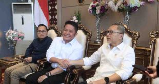 Mekopangan Zulkifli Hasan saat ngobrol bareng Gubernur Sumsel, Hermen Deru di Ruang VIP Bandar Udara Internasional Sultan Mahmud Badaruddin (SMB) II Palembang, Rabu (23/4/2025) sore. Foto: Humas Pemprov Sumsel.