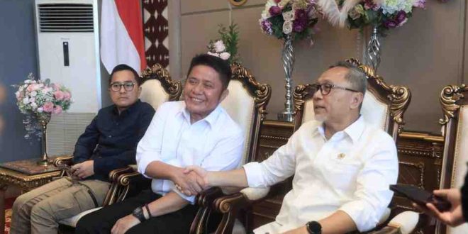 Mekopangan Zulkifli Hasan saat ngobrol bareng Gubernur Sumsel, Hermen Deru di Ruang VIP Bandar Udara Internasional Sultan Mahmud Badaruddin (SMB) II Palembang, Rabu (23/4/2025) sore. Foto: Humas Pemprov Sumsel.