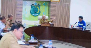 Sekda Muba, Apriyadi memimpin rapat pembahasan permohonan rekomendasi izin pemanfaatan bagian-bagian jalan kabupaten dan desa untuk pembangunan flyover, yang digelar di Ruang Rapat Serasan Sekate, Selasa (6/5/2025). Foto: Kominfo Muba.