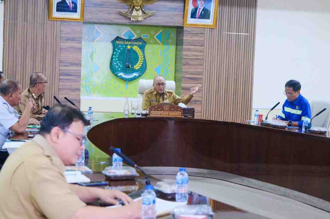 Sekda Muba, Apriyadi memimpin rapat pembahasan permohonan rekomendasi izin pemanfaatan bagian-bagian jalan kabupaten dan desa untuk pembangunan flyover, yang digelar di Ruang Rapat Serasan Sekate, Selasa (6/5/2025). Foto: Kominfo Muba.