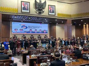 Para pimpinan DPRD Sumsel bersama Gubernur dan Wagub Sumsel, serta para bupati dan walikota se-Sumsel yang hadir usai parpurna DPRD Sumsel dengan agenda HUT Provinsi Sumsel ke-79, Kamis (15/5/2025). Foto: Humas DPRD Sumsel.