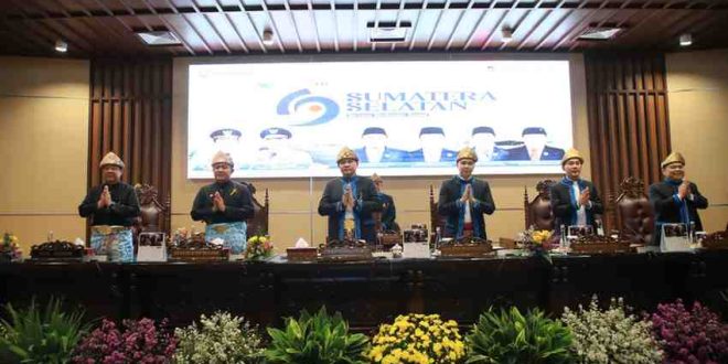 Gubernur Sumsel Herman Deru, Wagub Cik Ujang, dan para pimpinan DPRD Sumsel saat rapat paripurna HUT Provinsi Sumsel ke-79, Kamis (15/5/2025). Foto: Humas Pemprov Sumsel.
