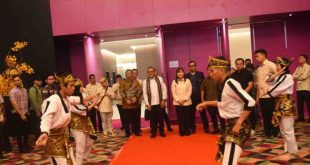 Sekda Sumsel, Edward Candra bersama Ketua Kormi Sumsel, Samantha Tivani saat pembukaan Rakerprov Kormi Sumsel di The Zuri Palembang, Sabtu (10/5/2025). Foto: Humas Pemprov Sumsel.