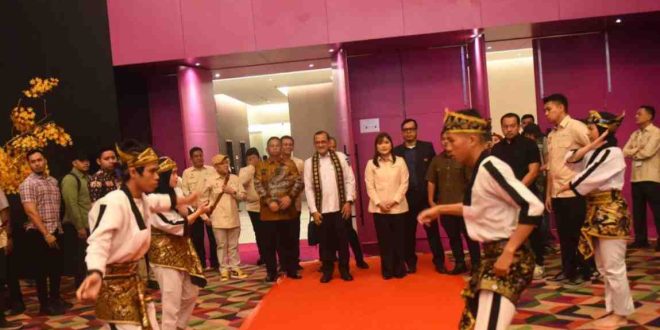 Sekda Sumsel, Edward Candra bersama Ketua Kormi Sumsel, Samantha Tivani saat pembukaan Rakerprov Kormi Sumsel di The Zuri Palembang, Sabtu (10/5/2025). Foto: Humas Pemprov Sumsel.