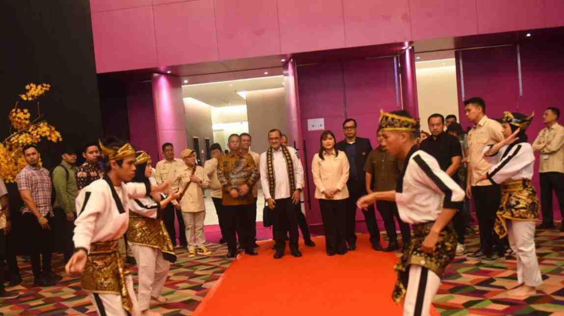 Sekda Sumsel, Edward Candra bersama Ketua Kormi Sumsel, Samantha Tivani saat pembukaan Rakerprov Kormi Sumsel di The Zuri Palembang, Sabtu (10/5/2025). Foto: Humas Pemprov Sumsel.