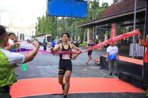 Pelari Musi Runner 5K sampai di garus finish di halaman DPRD Sumsel, Minggu (4/5/2025). Foto: Humas Pemprov Sumsel.