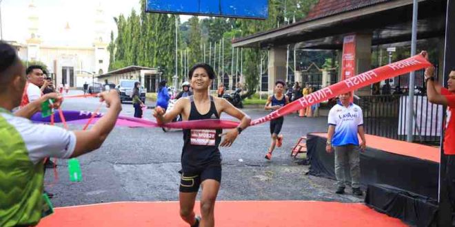 Pelari Musi Runner 5K sampai di garus finish di halaman DPRD Sumsel, Minggu (4/5/2025). Foto: Humas Pemprov Sumsel.