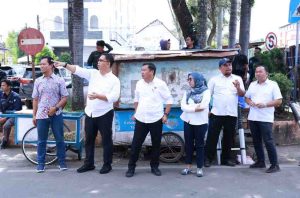 Kepala Dinas Kominfo Palembang, Adi Zahri didampingi Kepala Bidang (Kabid) Bina Marga Dinas PUPR Yudha Fardyansyah, bersama Kadis PUPR melihat kondisi lapangan kabel optik yang semrawut di Jalan Merdeka, Palembang, Rabu (21/5/2025). Foto: Kominfo Palembang.