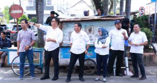 Kepala Dinas Kominfo Palembang, Adi Zahri didampingi Kepala Bidang (Kabid) Bina Marga Dinas PUPR Yudha Fardyansyah, bersama Kadis PUPR melihat kondisi lapangan kabel optik yang semrawut di Jalan Merdeka, Palembang, Rabu (21/5/2025). Foto: Kominfo Palembang.