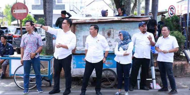 Kepala Dinas Kominfo Palembang, Adi Zahri didampingi Kepala Bidang (Kabid) Bina Marga Dinas PUPR Yudha Fardyansyah, bersama Kadis PUPR melihat kondisi lapangan kabel optik yang semrawut di Jalan Merdeka, Palembang, Rabu (21/5/2025). Foto: Kominfo Palembang.